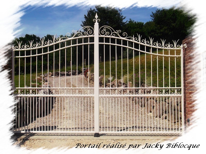 ferronnerie, portes portails, somme, doullens, auxi les chateau, abbeville, portail fer forgé, portail coulissant motorise, fabrication portail sur mesure, portail à deux vantaux, portail battant, portail industriel, portail avec portillon portail deux vantaux fer forgé motorisé doullens abbeville auxi